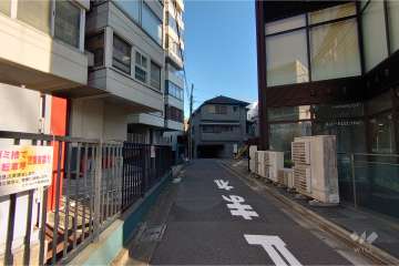 敷地南西側の前面道路（北西側から）