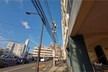 敷地北西側の前面道路（南西側から）