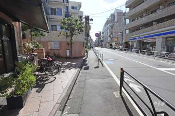 敷地西側の前面道路（北側から）