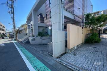 敷地北西側の前面道路（南西側から）