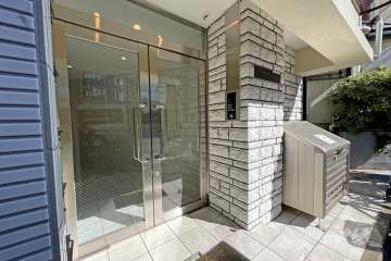 エントランスはオートロック付きです。