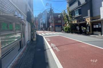 敷地西側の前面道路(北側から)