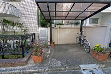 ルーフ付きの駐輪場