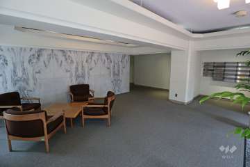 エントランスホールには談話スペースが設けられています。