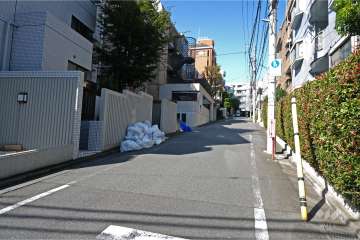 敷地北東側の前面道路（南東側から）