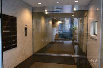 エントランスはオートロック付きです。