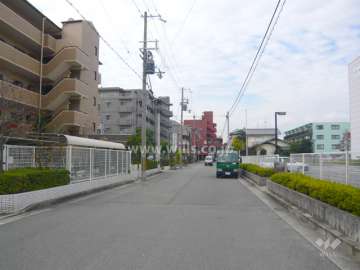 周辺は区画の整った住宅地です。