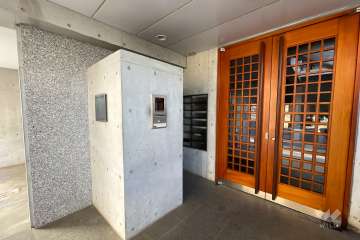 エントランスはオートロック付きです。