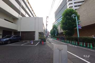 敷地北西側の前面道路（北東側から）