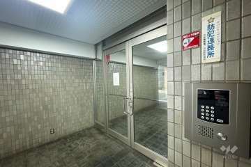 エントランスはオートロック付きです。