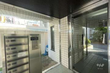 エントランスはオートロック付きです。