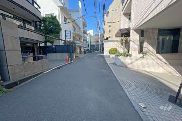 敷地西側の前面道路