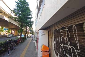 敷地南側の前面道路（東側から）