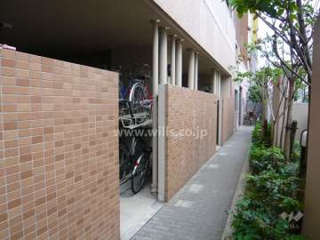 駐輪場前の通路