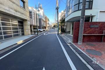 敷地南東側の前面道路（北東側から）