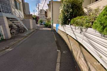 敷地南東側の前面道路（北東側から）