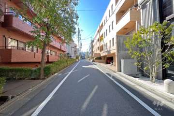 敷地西側の前面道路