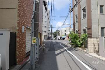 敷地北側の前面道路（東側から）