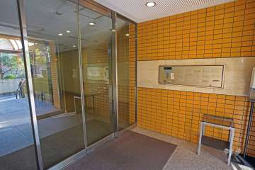 エントランスはオートロック付きです。