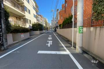 敷地北西側の前面道路（南西側から）