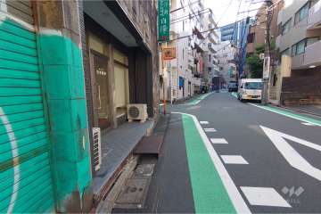 敷地北西側の前面道路（北東側から）