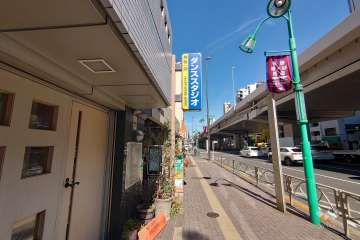 敷地南東側の前面道路（南西側から）