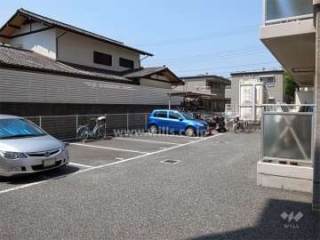 敷地内駐車場（平面式）と駐輪場