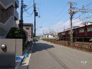 敷地北側には道を挟んで、阪急神戸線が走っています。