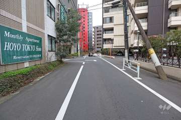 敷地南側の前面道路（東側から）