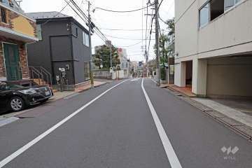 敷地北側の前面道路（西側から）