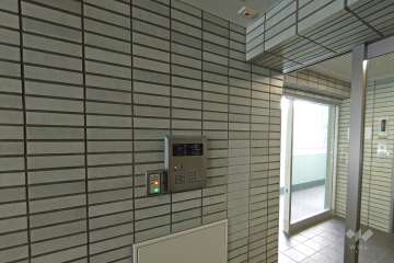 エントランスはオートロック付きです。