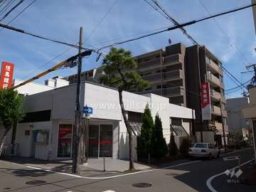 周辺は住宅と店舗が混在する街ですが、比較的静かです。