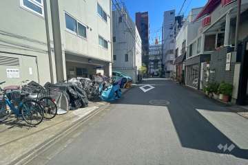 敷地西側の前面道路