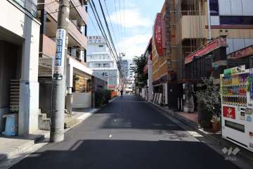 敷地西側の前面道路