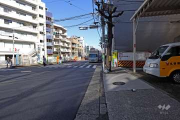 敷地西側の前面道路（南側から）