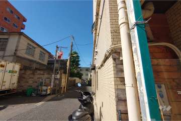 敷地南西側の前面道路（南東側から）
