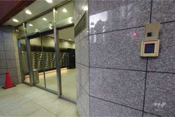 エントランスはオートロック付きです。