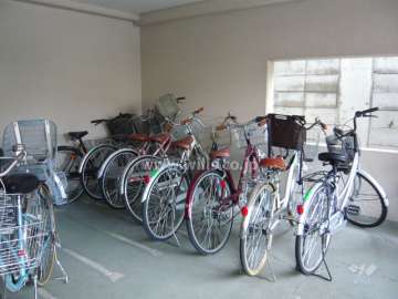 エントランス横にある駐輪場（屋内）