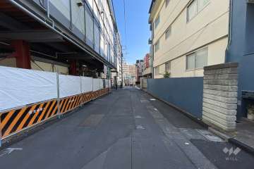 敷地北側の前面道路(西側から)