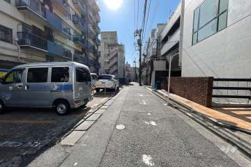 敷地西側の前面道路(北側から)