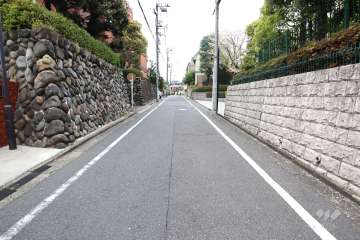 敷地北側の前面道路