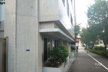 敷地西側の前面道路（北側から）