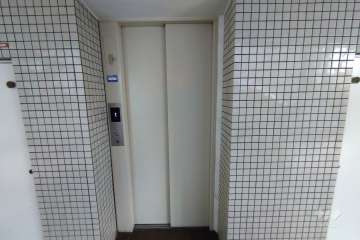 共用のエレベーター