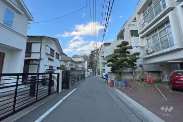 敷地西側の前面道路