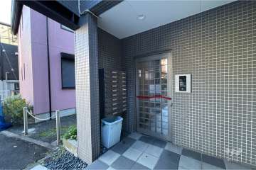 エントランスはオートロック付きです。