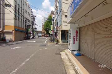 敷地西側の前面道路（南側から）