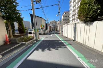 敷地南側の前面道路