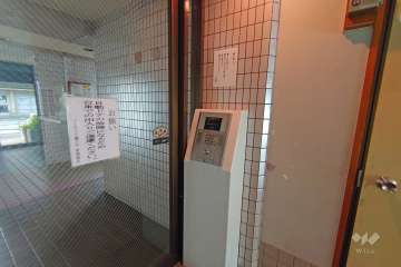 エントランスはオートロック付きです。