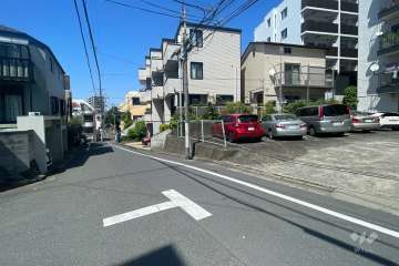 敷地南西側の前面道路（南東側から）