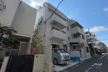 外観　前面道路の西から